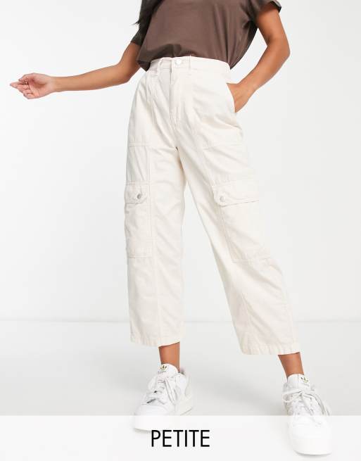 Pantalones cargo color crudo con bolsillos laterales de Miss Selfridge Petite