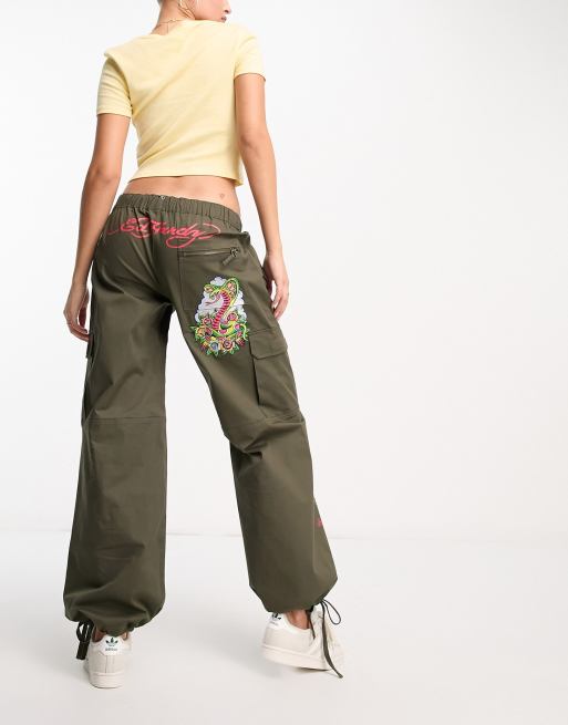 Pantalones cargo color oliva de talle bajo con bordado de dragón de Ed Hardy