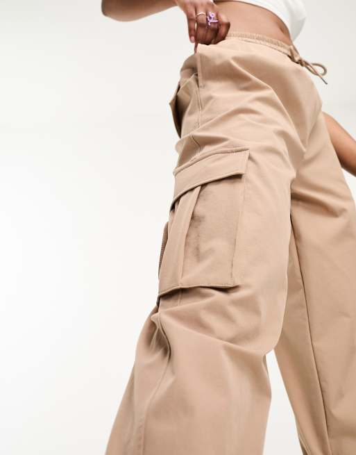 Pantalones cargo color topo con detalle de bolsillos de Noisy May, 2 de 4