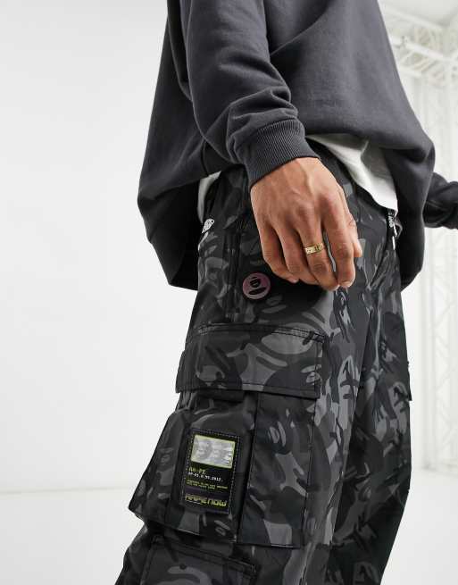 Pantalones cargo con estampado de camuflaje negro de estilo