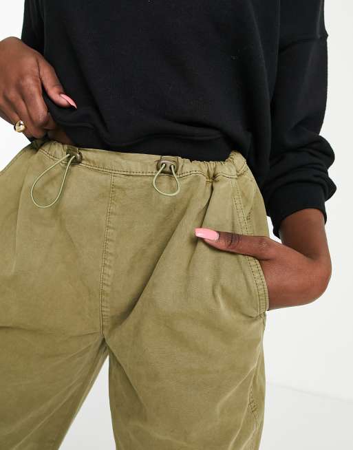 Pantalones cargo con lavado caqui y detalle de cordón ajustable de estilo años 90 de ASOS DESIGN, 4 de 4