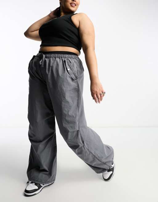 Pantalones cargo de estilo paracaidista con lavado gris de ASOS DESIGN Curve, 2 de 4