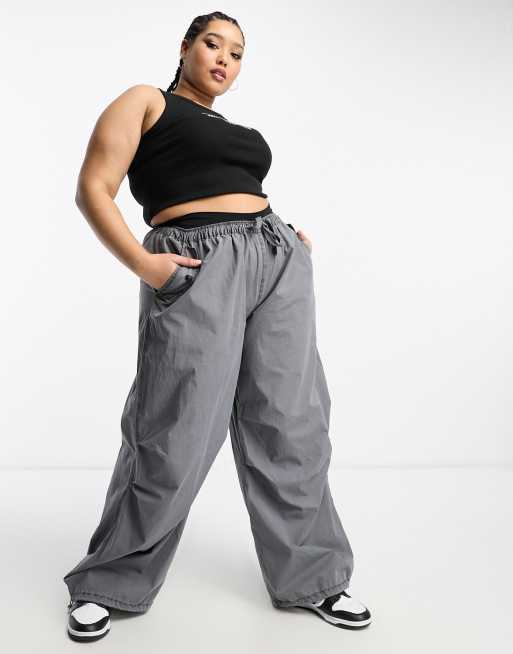 Pantalones cargo de estilo paracaidista con lavado gris de ASOS DESIGN Curve, 3 de 4