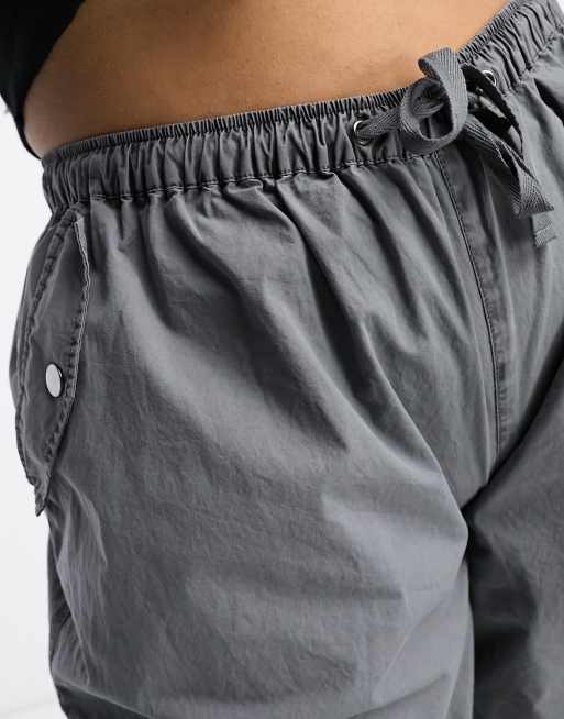Pantalones cargo de estilo paracaidista con lavado gris de ASOS DESIGN Curve, 4 de 4