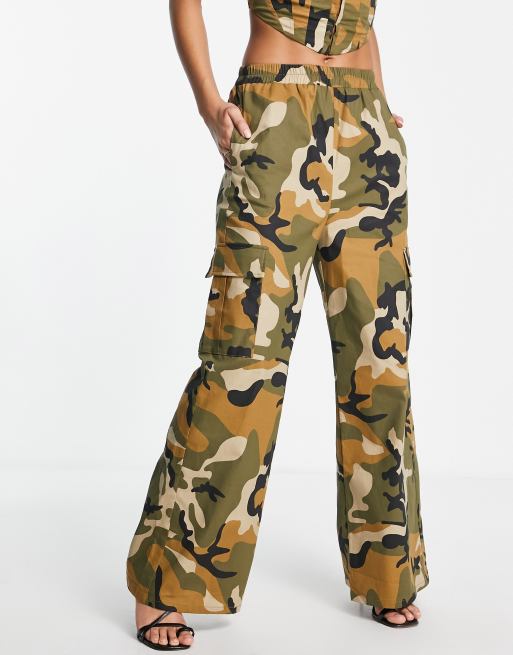 Pantalones cargo de pernera ancha con estampado de camuflaje de I Saw It First (parte de un conjunto), 4 de 4