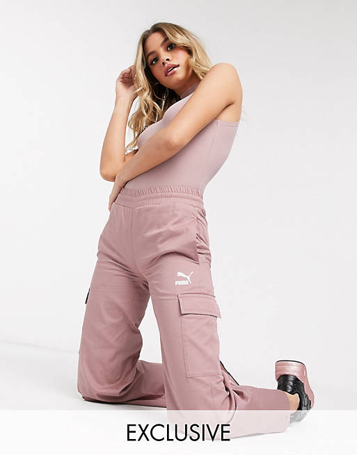 Pantalones cargo de pernera ancha en rosado exclusivos en ASOS de Puma