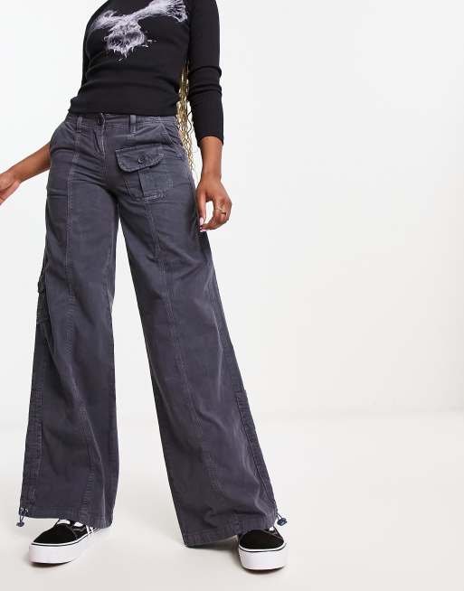 Pantalones cargo de talle bajo con lavado negro y detalle de costuras de COLLUSION