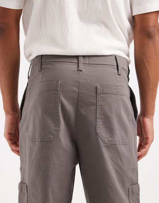 Pantalones cargo gris carbón de corte tapered holgado con pinzas de ASOS DESIGN, 4 de 5