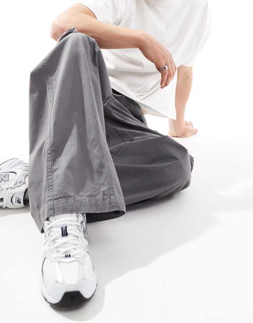 Pantalones cargo gris carbón muy holgados con detalle de paneles de ASOS DESIGN, 4 de 5