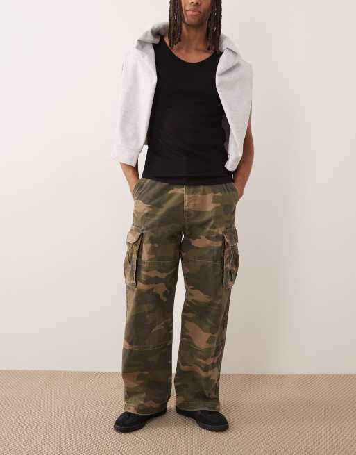Pantalones cargo holgados con estampado de camuflaje de Hollister, 2 de 5