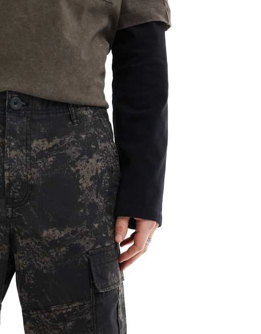 Pantalones cargo holgados con estampado de camuflaje oscuro de River Island, 5 de 5