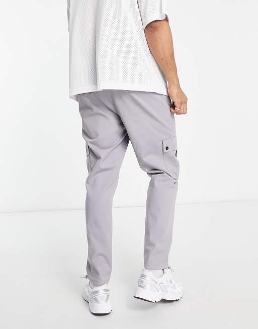 Pantalones cargo lila grisáceo de corte tapered con alamares ajustables de ASOS DESIGN, 2 de 4