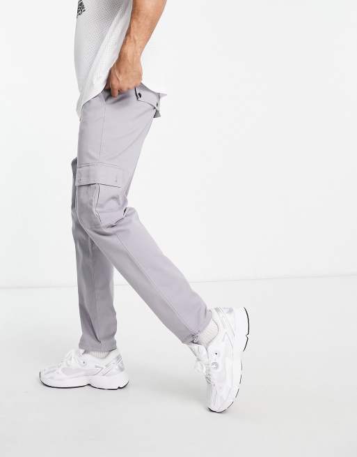 Pantalones cargo lila grisáceo de corte tapered con alamares ajustables de ASOS DESIGN, 4 de 4