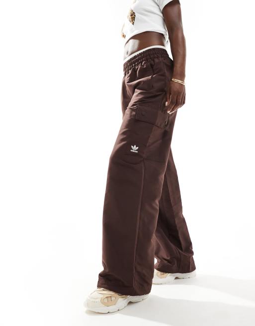 Pantalones cargo marrón sombreado de tejido liso Essentials de adidas Originals