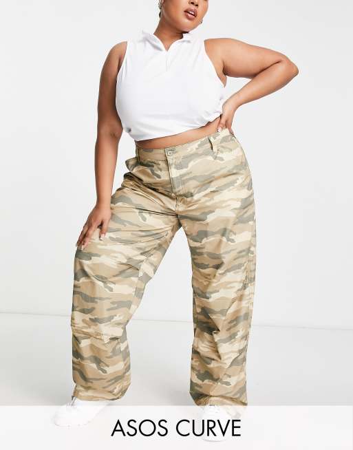 Pantalones cargo marrones holgados con estampado de camuflaje de ASOS DESIGN Curve