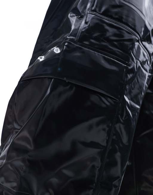 Pantalones cargo negro brillante de pernera ancha de tejido ligero impermeable de Rains, 5 de 5