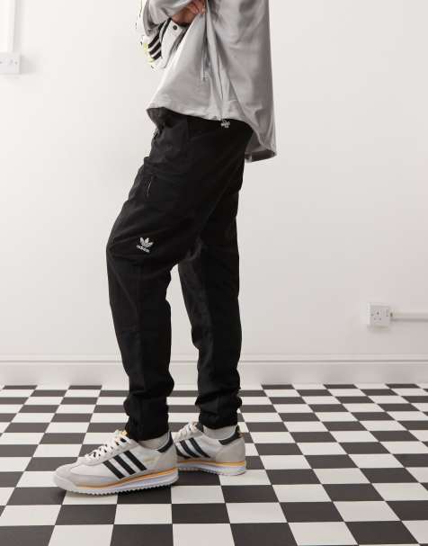 Pantalones cargo negros básicos con detalle de trébol de tejido liso Trefoil Essentials de adidas Originals - view 1