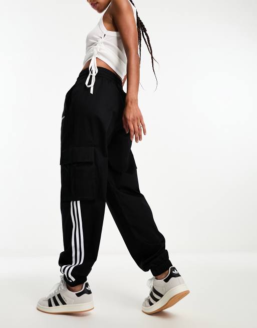 Pantalones cargo negros con dise o de tres rayas de adidas