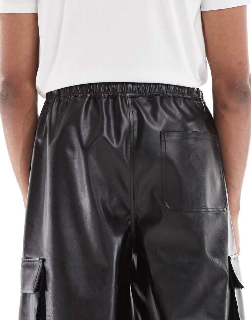 Pantalones cargo negros de corte suelto de cuero sintético de ASOS DESIGN, 5 de 5