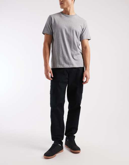 Pantalones cargo negros de corte tapered de tejido antidesgarros de ASOS DESIGN, 2 de 5