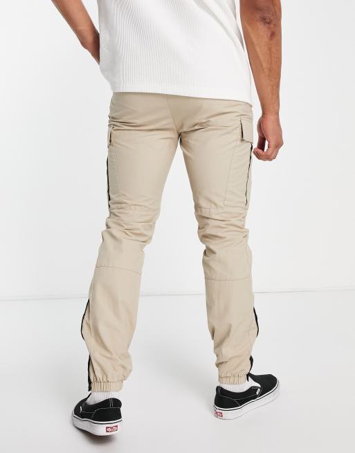 Pantalones cargo pitillo color piedra con paneles cosidos de Topman, 4 de 4