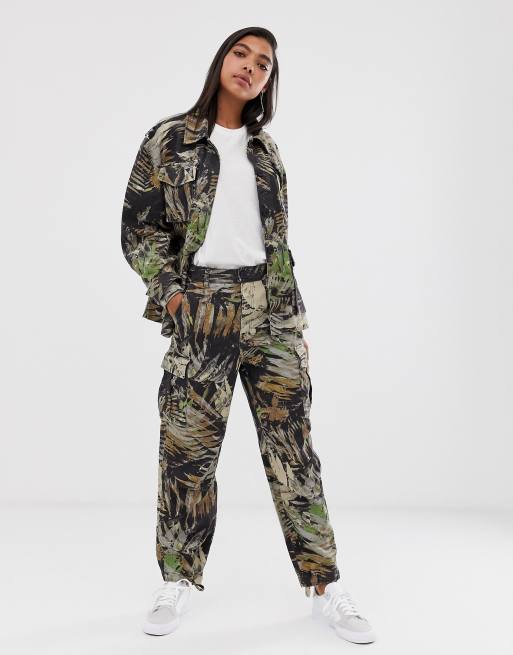 Conjunto con chaqueta y pantalones cargo con estampado de hojas de otoño en verde caqui de Weekday, 3 de 3