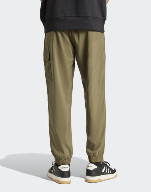 Pantalones cargo verde oliva y negros con logo pequeño Essentials de adidas Performance, 2 de 4