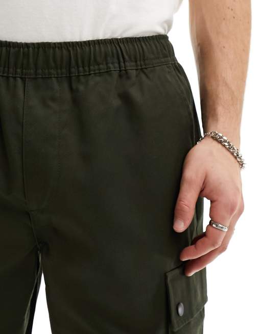 Pantalones cargo verde oscuro de pernera tapered ancha con cordón ajustable de Jack & Jones, 4 de 5