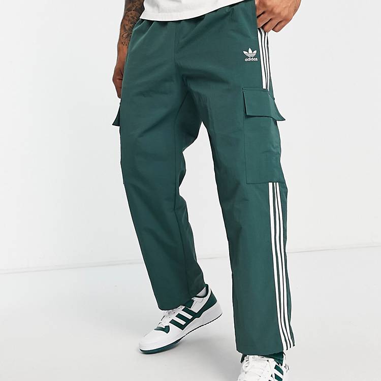 jugador Seguro leninismo Pantalones cargo verdes con diseño de tres rayas adicolor de adidas  Originals | ASOS