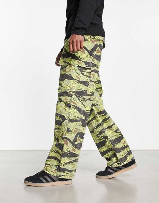 Pantalones cargo verdes y negros lavados para festivales con estampado de camuflaje de COLLUSION