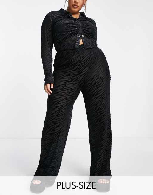 Pantalones ceñidos de pernera recta con diseño animal de devoré de terciopelo de Daisy Street Plus (parte de un conjunto)