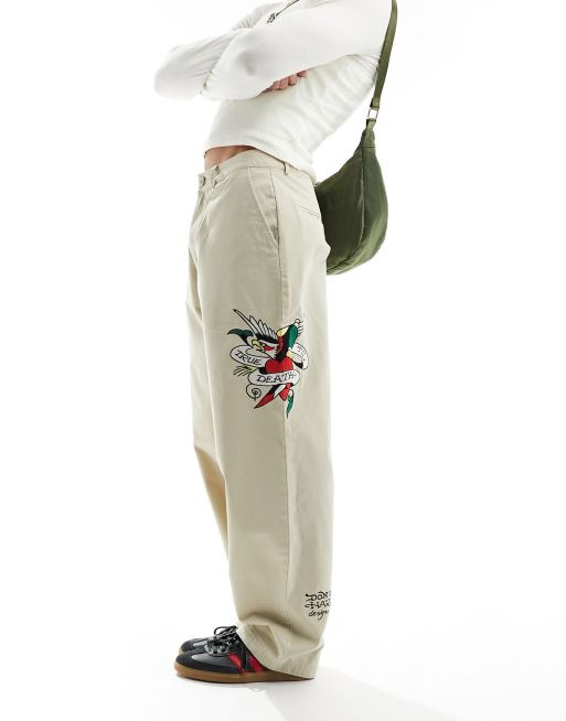 Pantalones chinos color guijarro de corte skater con detalle bordado de Ed Hardy