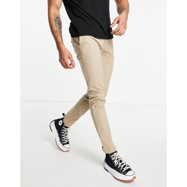 Pantalones chinos con deportivas 2025