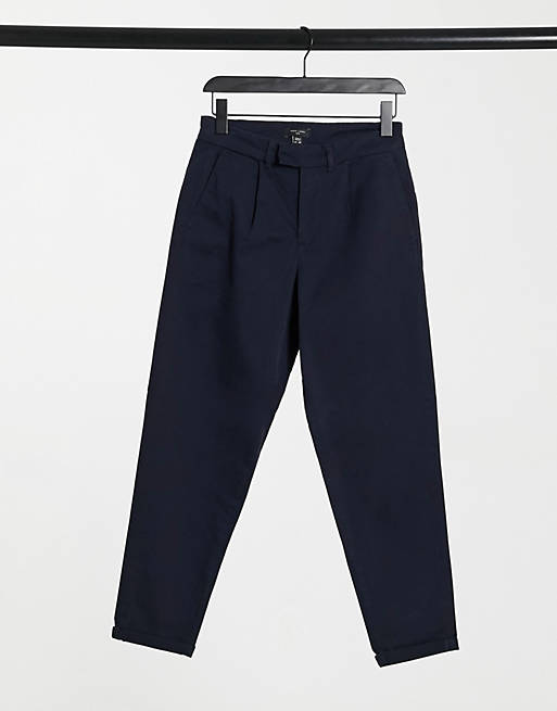 Pantalones chinos tapered azul marino con detalle de pliegues de New Look