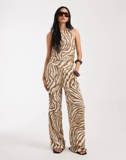 Conjunto color abedul con estampado abstracto de pantalones de pernera ancha y top fruncido sin mangas de punto liso de Vero Moda Tall, 2 de 3