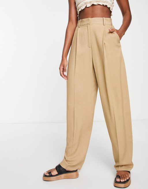 Pantalones color arena de corte masculino con pinzas de Topshop (parte de un conjunto)