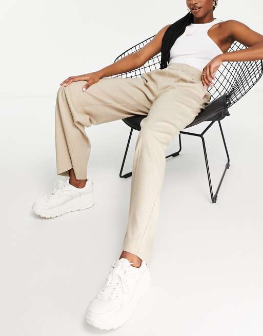 Pantalones color arena de pernera ancha con pinza delantera y cintura elástica de tejido reciclado de Selected Femme