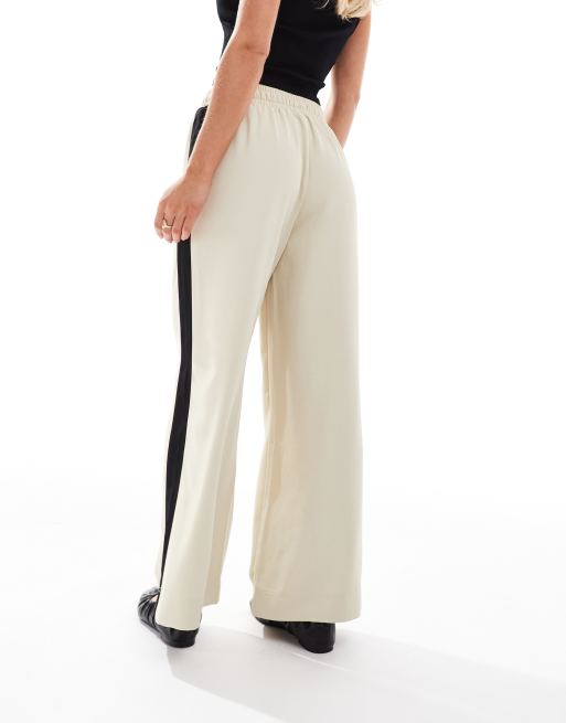 Pantalones color arena sin cierres con panel en contraste de ASOS DESIGN Petite, 5 de 5