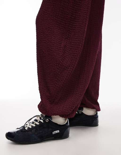 Pantalones color baya de pernera bombacha de tejido texturizado Mix & Match de ASOS DESIGN, 2 de 5