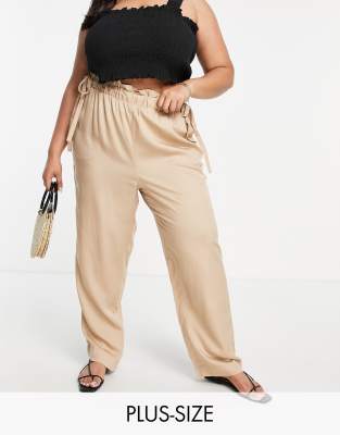 Pantalones color camel de corte cigarette con cinturilla paperbag de Vero Moda Curve