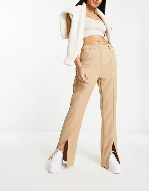 Pantalones color camel de corte sartorial acampanado con bajo abierto de Pimkie