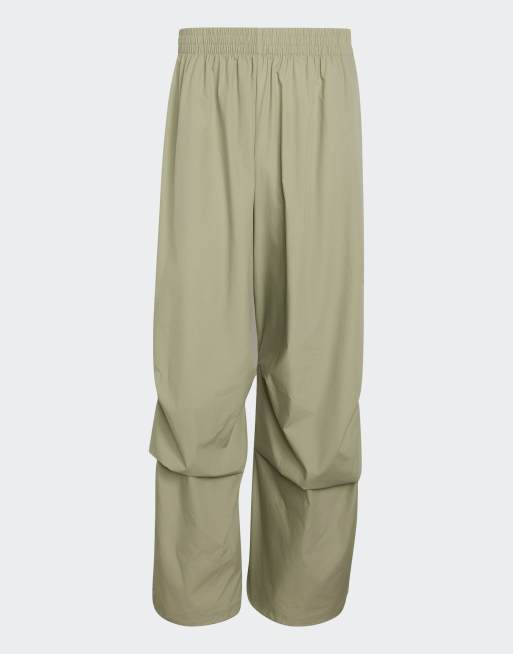 Pantalones color cargo maravilla de tejido liso City Tech de adidas Performance, 2 de 3