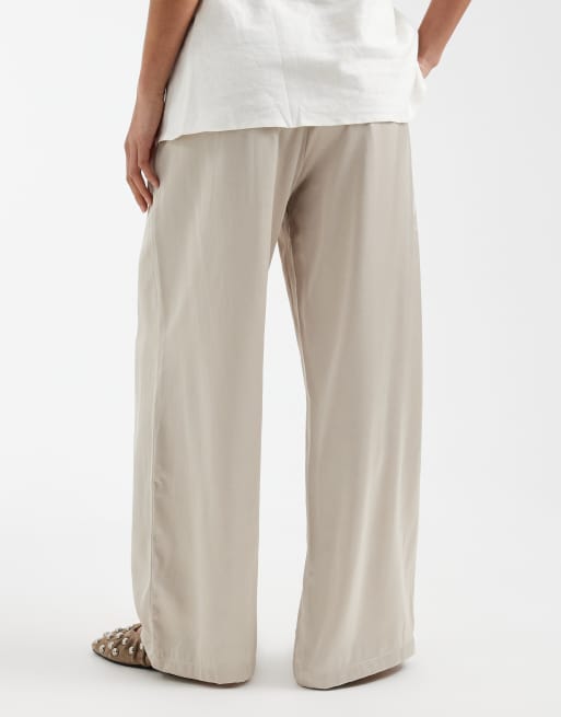 Pantalones color champán de pernera ancha de tejido satinado de ONLY Petite, 2 de 5