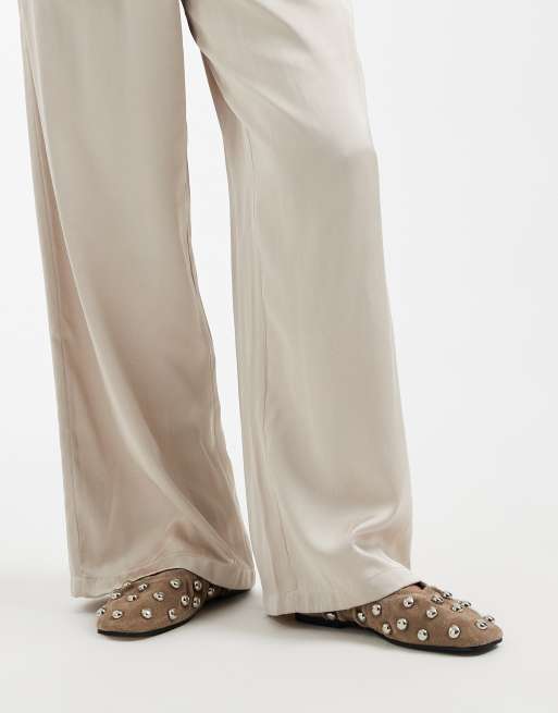 Pantalones color champán de pernera ancha de tejido satinado de ONLY Petite, 5 de 5