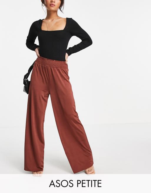 Pantalones color chocolate con cintura elástica de pernera ancha de satén de ASOS DESIGN Petite