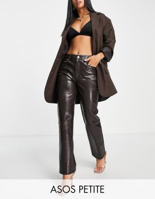 Pantalones color chocolate de talle bajo y pernera recta de cuero sintético efecto piel de cocodrilo de ASOS DESIGN Petite