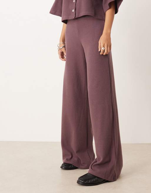 Pantalones color ciruela de pernera ancha de tejido muy suave de ASOS DESIGN, 2 de 5