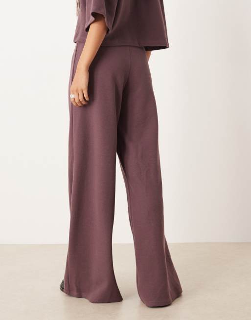 Pantalones color ciruela de pernera ancha de tejido muy suave de ASOS DESIGN, 4 de 5
