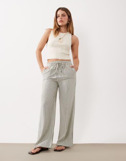 Pantalones color crema a rayas de pernera ancha de New Look Petite, 2 de 5