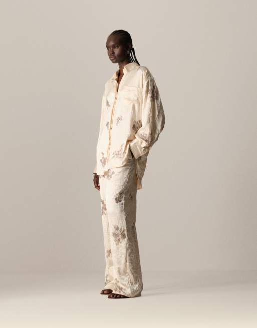 Pantalones color crema con diseño floral adornado de satén efecto rugoso de ARRANGE (parte de un conjunto)